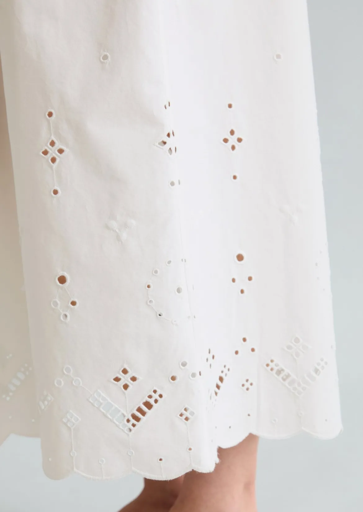 Ausgestellter Spitzenrock mit Broderie Anglaise