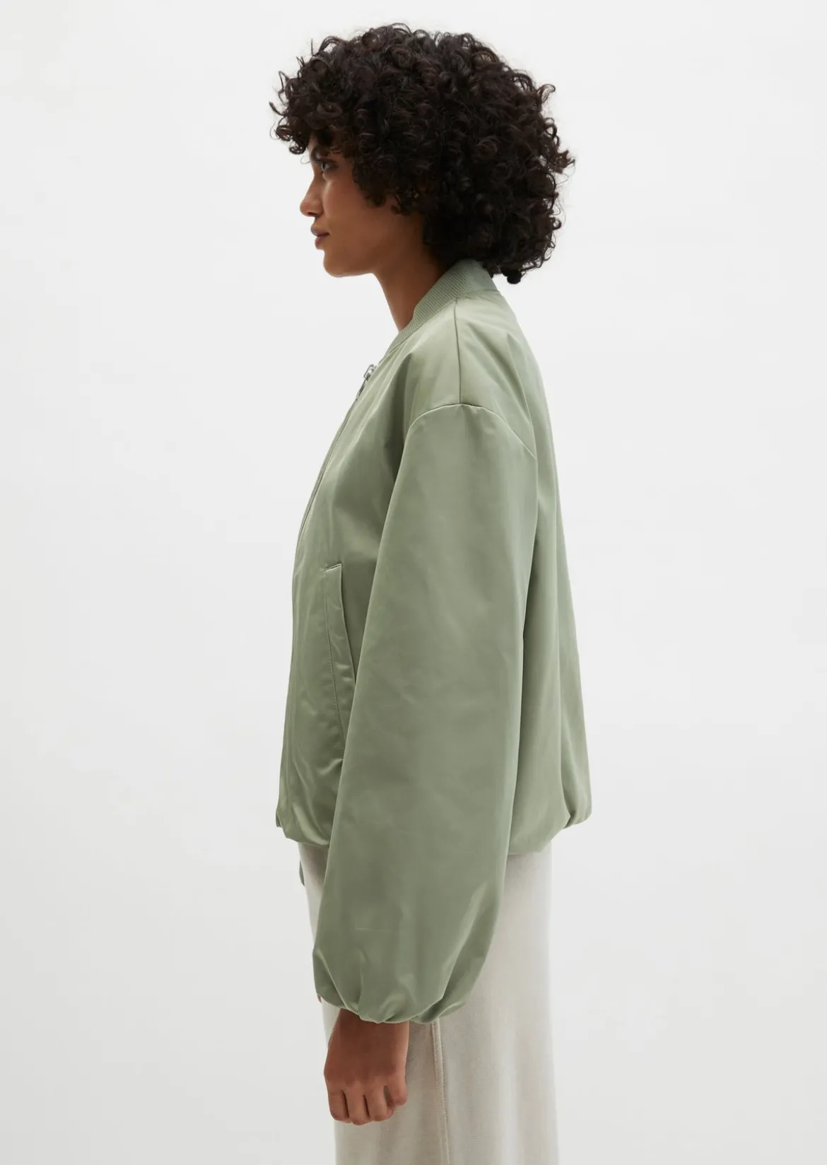 Blouson im Aviator-Stil regular cropped aus recyceltem Polyester