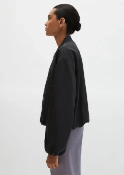 Blouson im Aviator-Stil regular cropped aus recyceltem Polyester