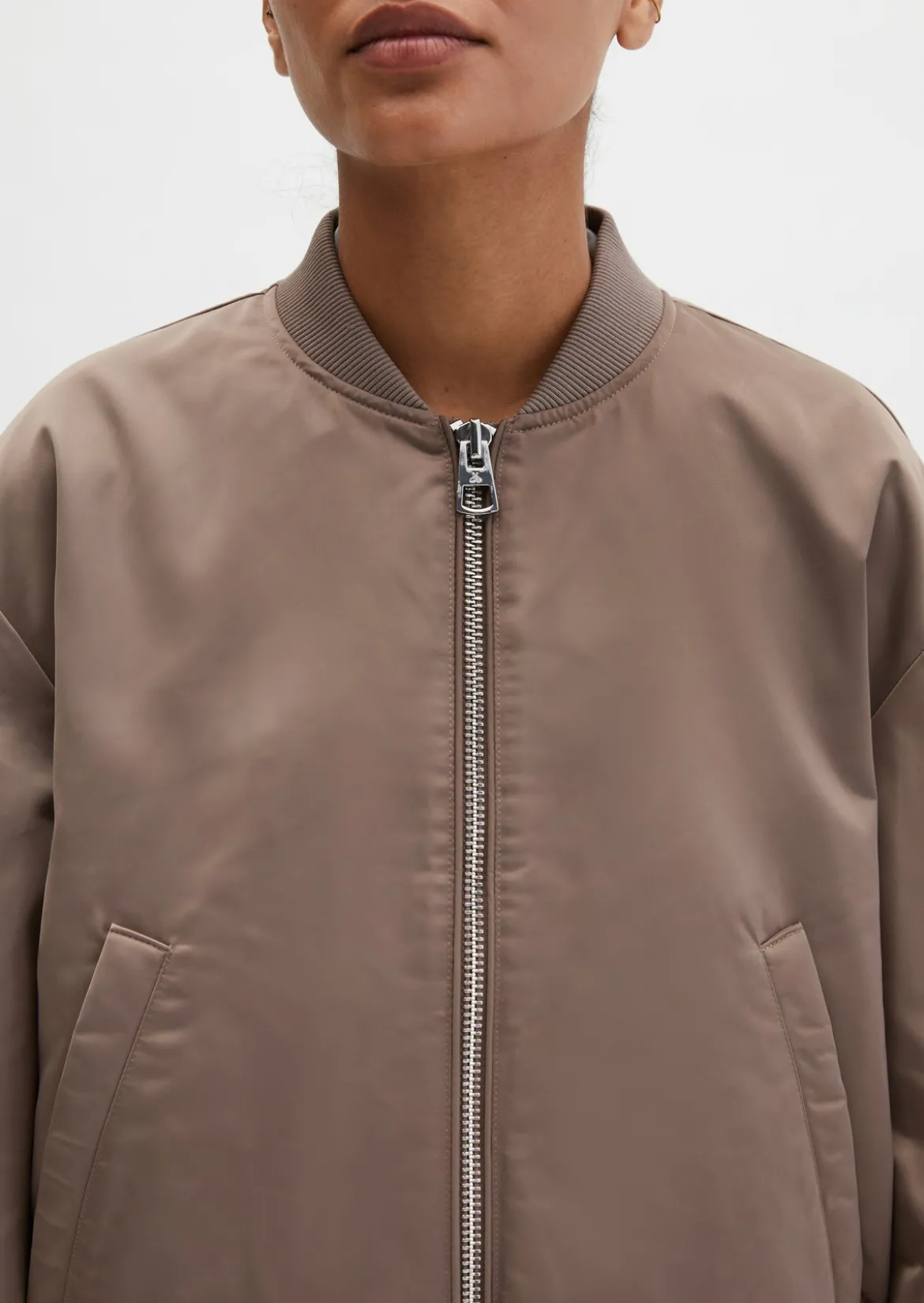 Blouson im Aviator-Stil regular cropped aus recyceltem Polyester