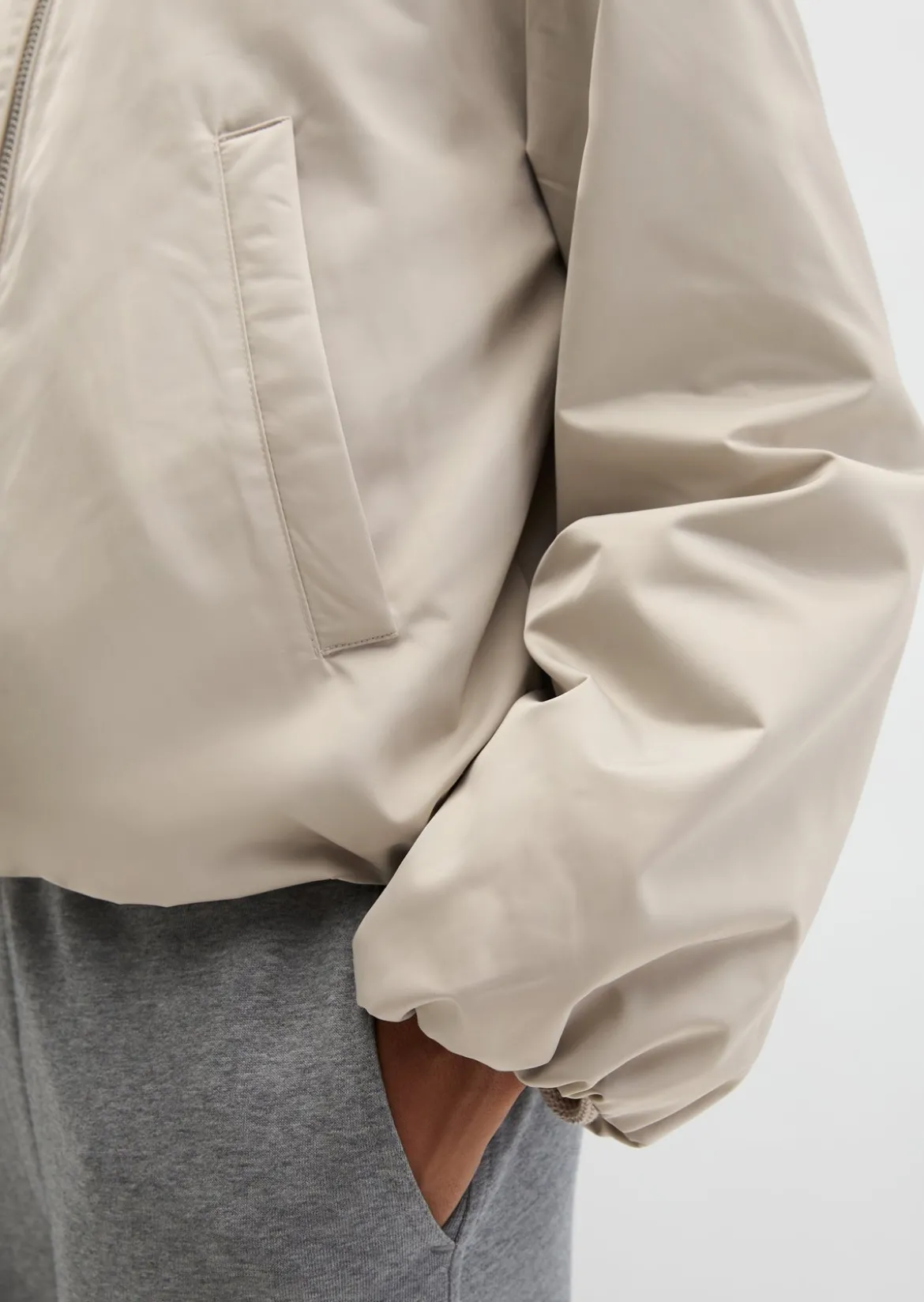 Blouson im Aviator-Stil regular cropped aus recyceltem Polyester