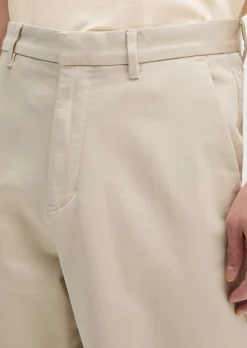 Chino Model Mossbo wide aus elastischem Bio-Baumwollsatin
