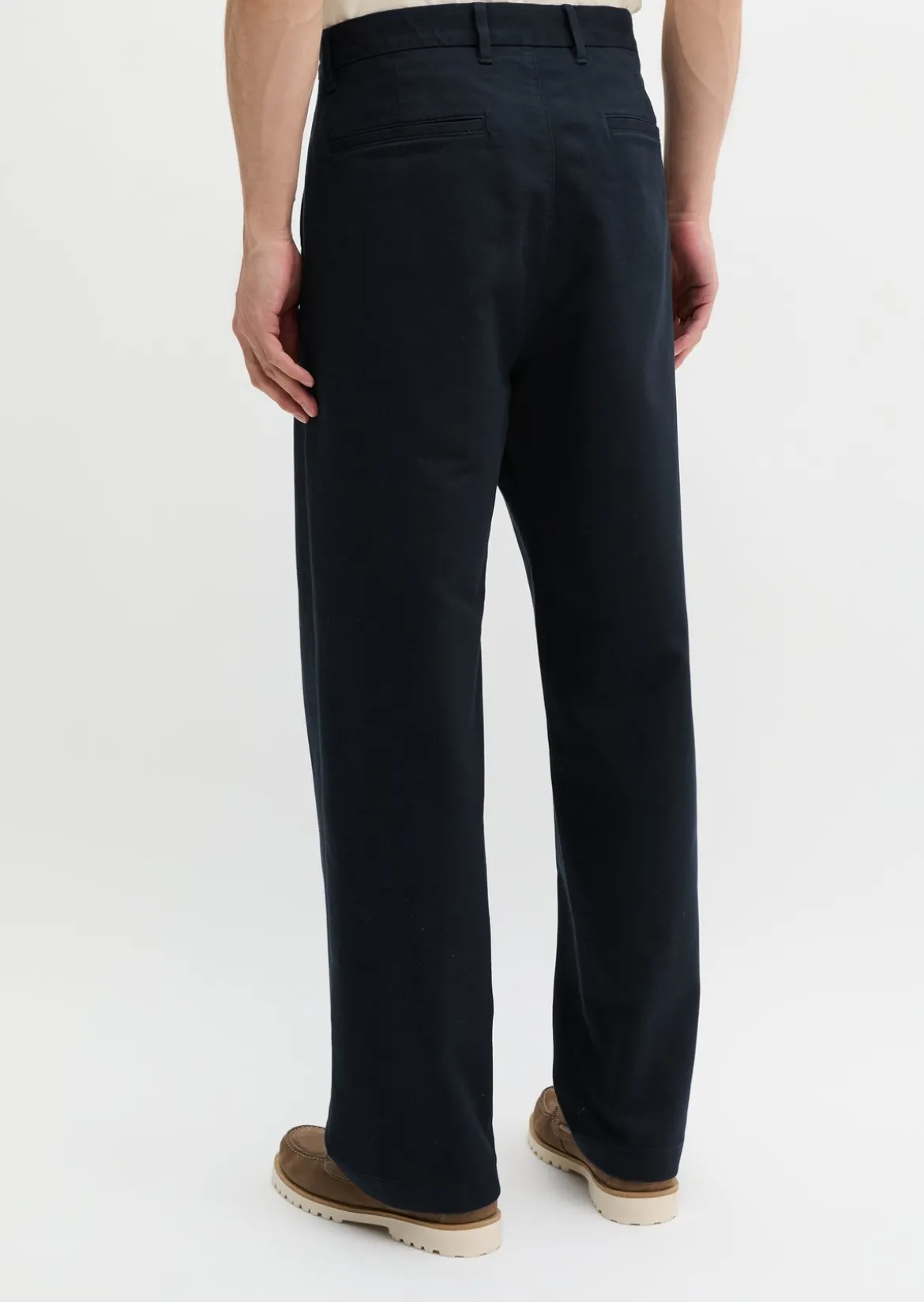 Chino Model Mossbo wide aus elastischem Bio-Baumwollsatin