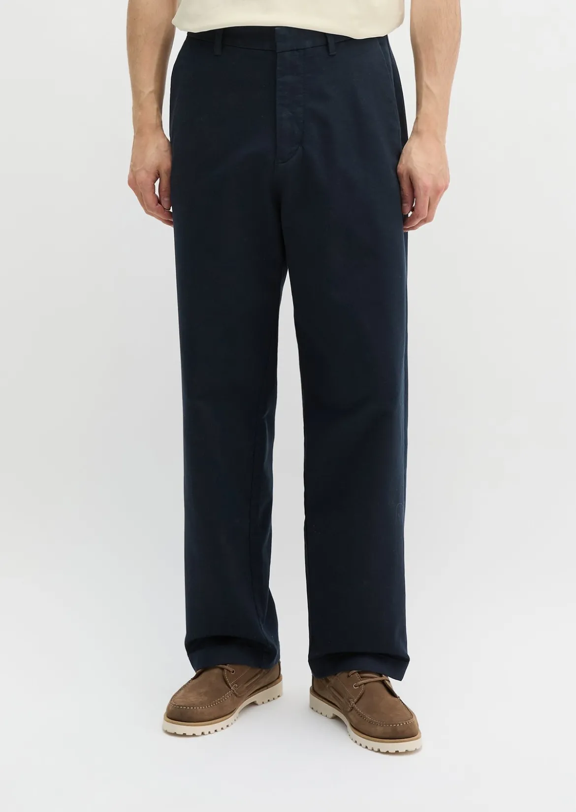 Chino Model Mossbo wide aus elastischem Bio-Baumwollsatin