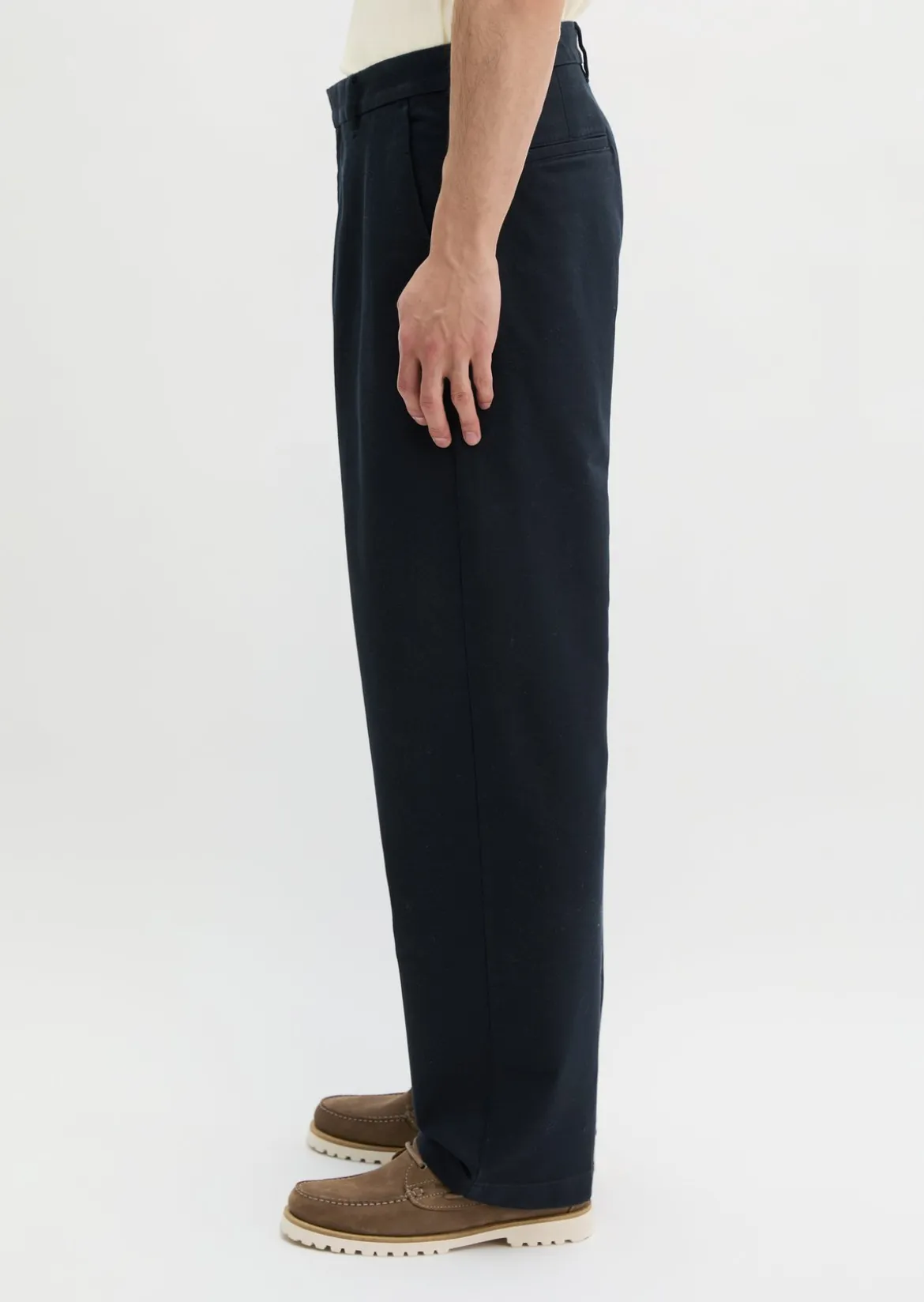 Chino Model Mossbo wide aus elastischem Bio-Baumwollsatin