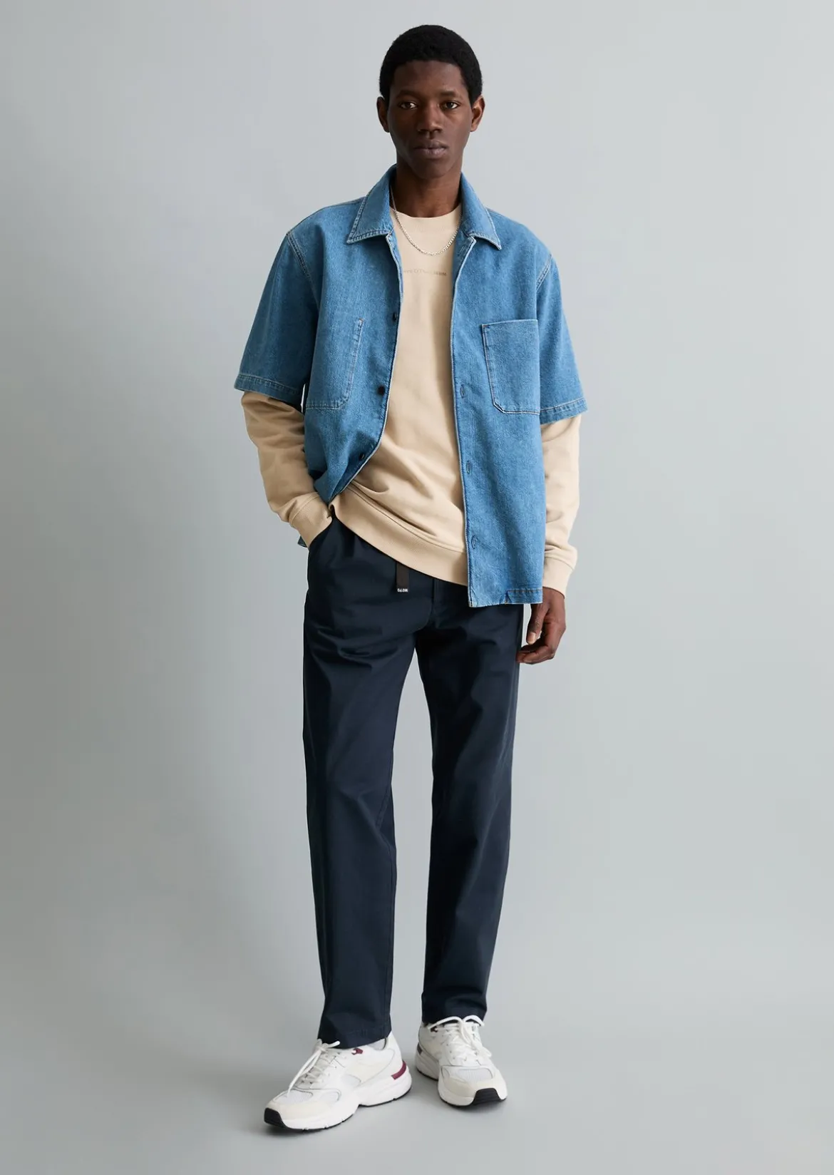 Chino Model Sune relaxed mit integriertem Gürtel