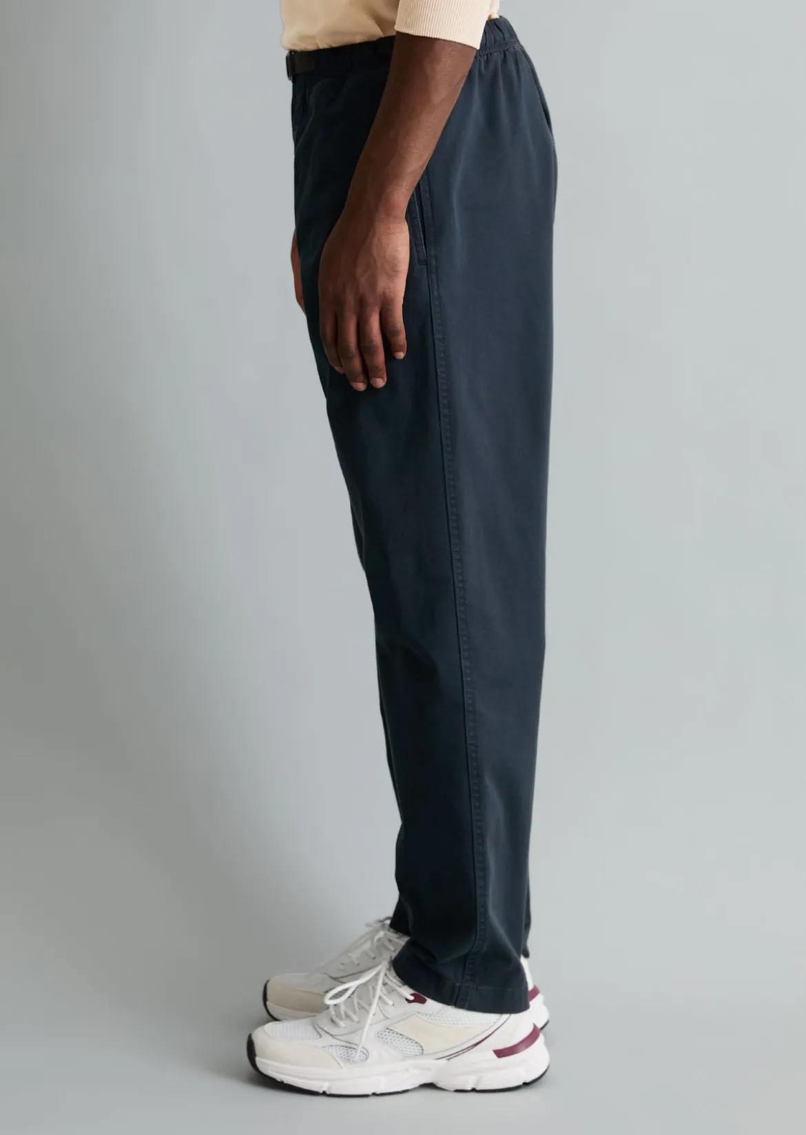 Chino Model Sune relaxed mit integriertem Gürtel