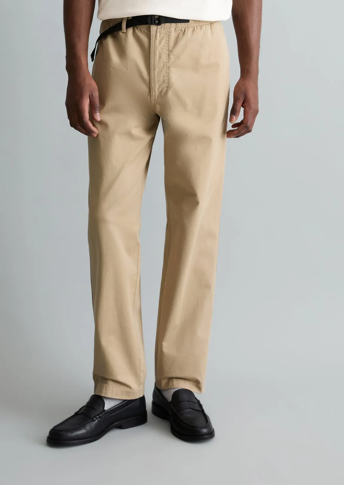 Chino Model Sune relaxed mit integriertem Gürtel