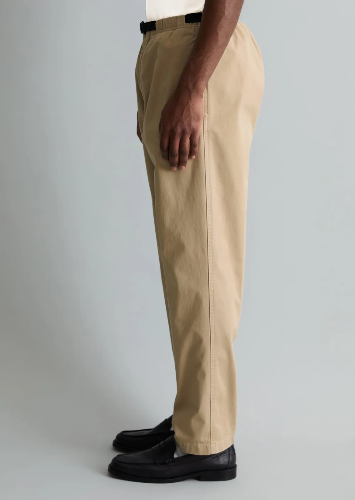 Chino Model Sune relaxed mit integriertem Gürtel