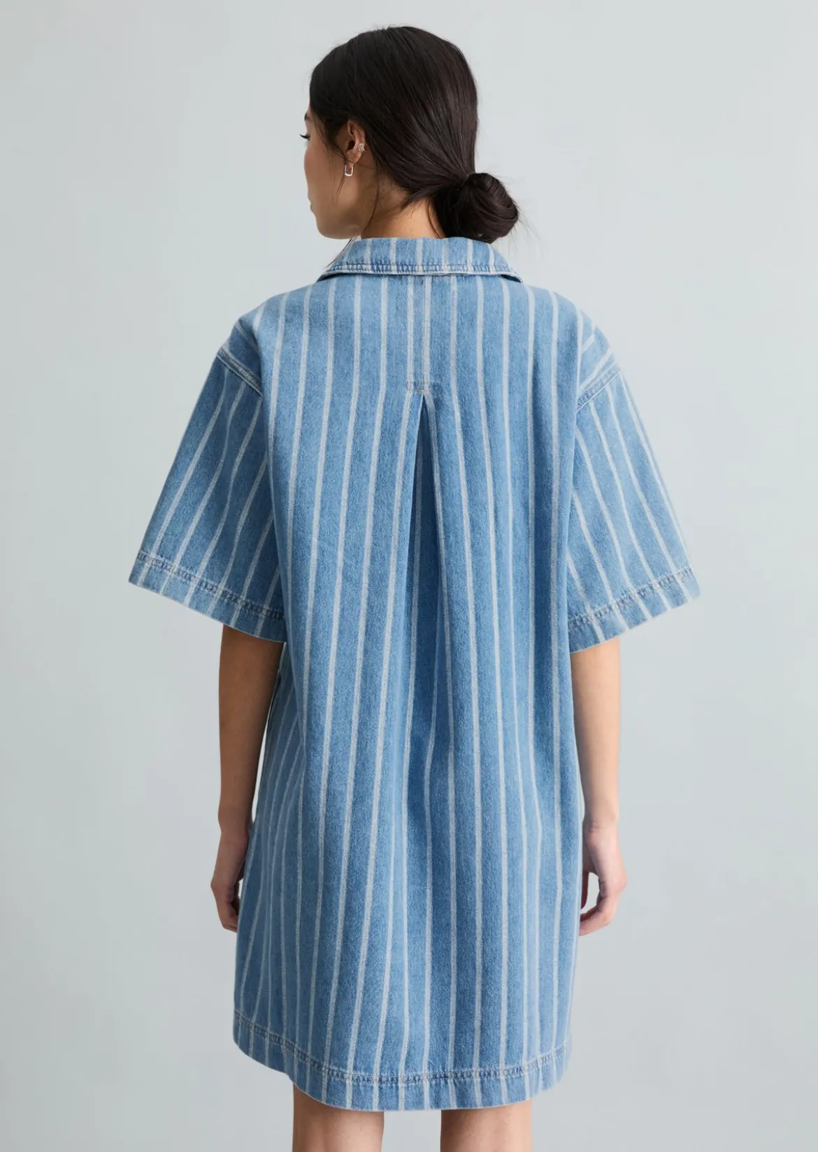 Crayfish Capsule Striped Denim Dress, Kellerfalte hinten aus reinem Organic Cotton