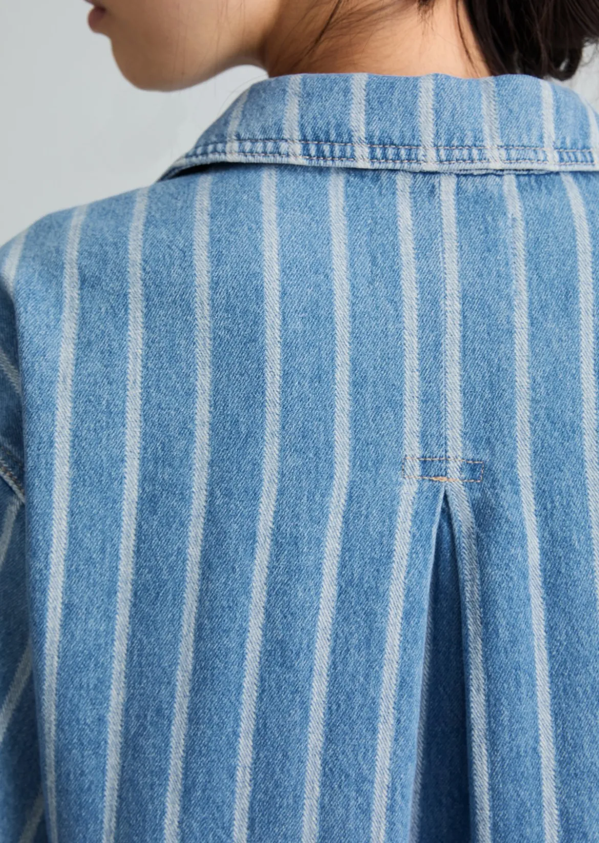 Crayfish Capsule Striped Denim Dress, Kellerfalte hinten aus reinem Organic Cotton