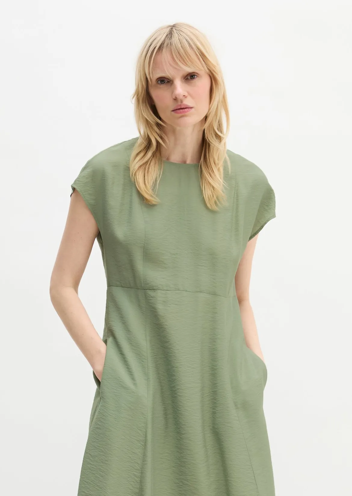 Crinkle-Kleid regular aus Viskose-Mix