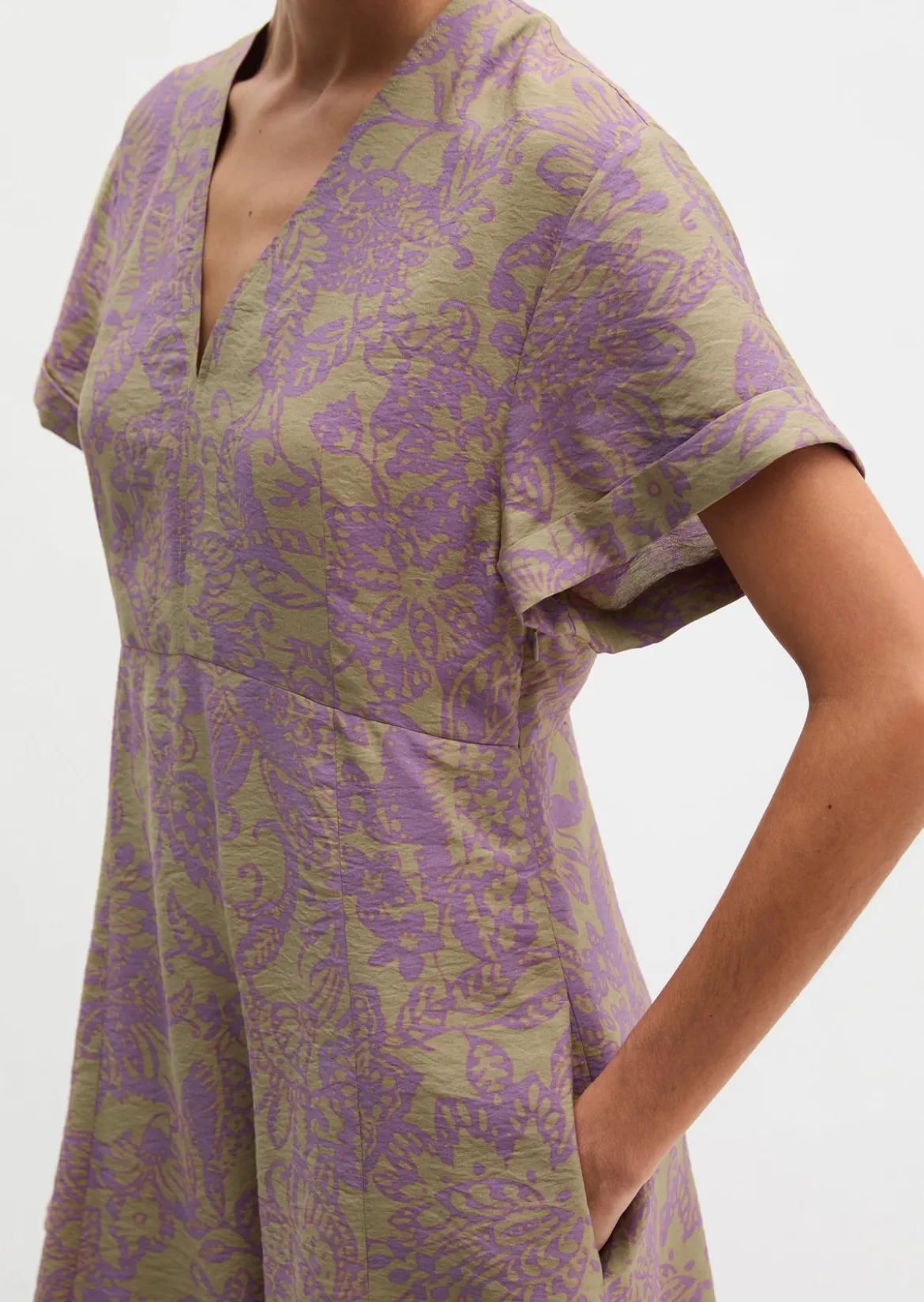 Crinkle-Kleid shaped aus bedrucktem Viskose-Mix