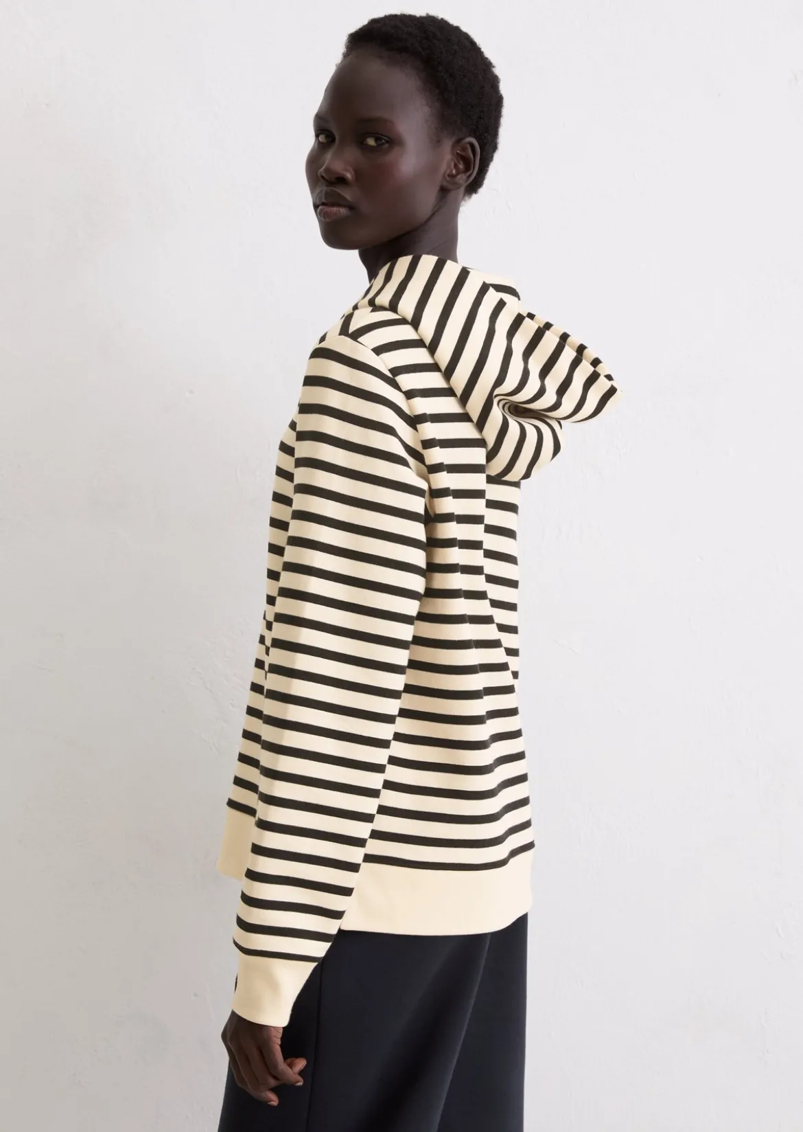 Gestreiftes Kapuzen-Sweatshirt relaxed aus Organic Cotton