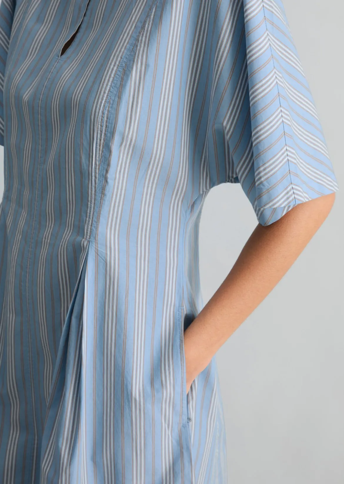 Gestreiftes Kleid flared aus Papertouch-Popeline