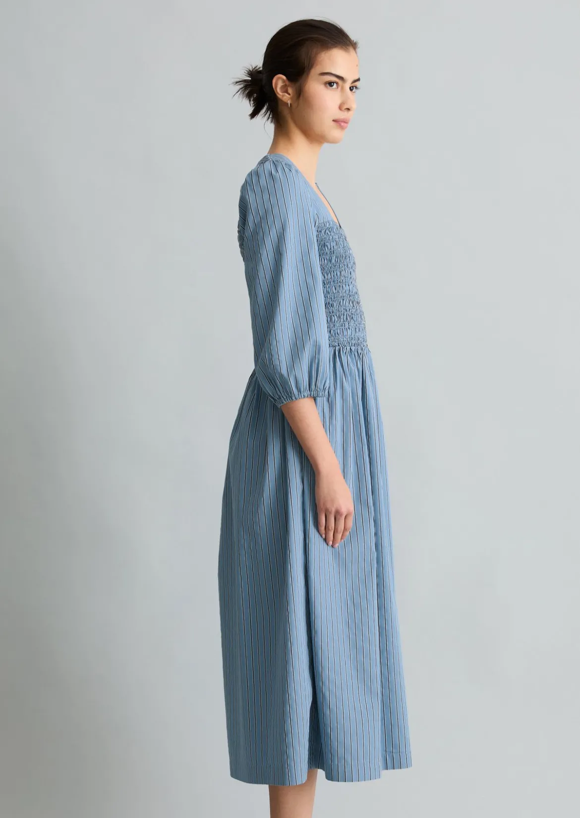 Gestreiftes Kleid mit gesmoktem Oberteil