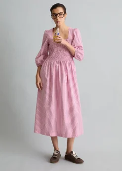 Gestreiftes Kleid mit gesmoktem Oberteil