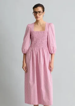 Gestreiftes Kleid mit gesmoktem Oberteil