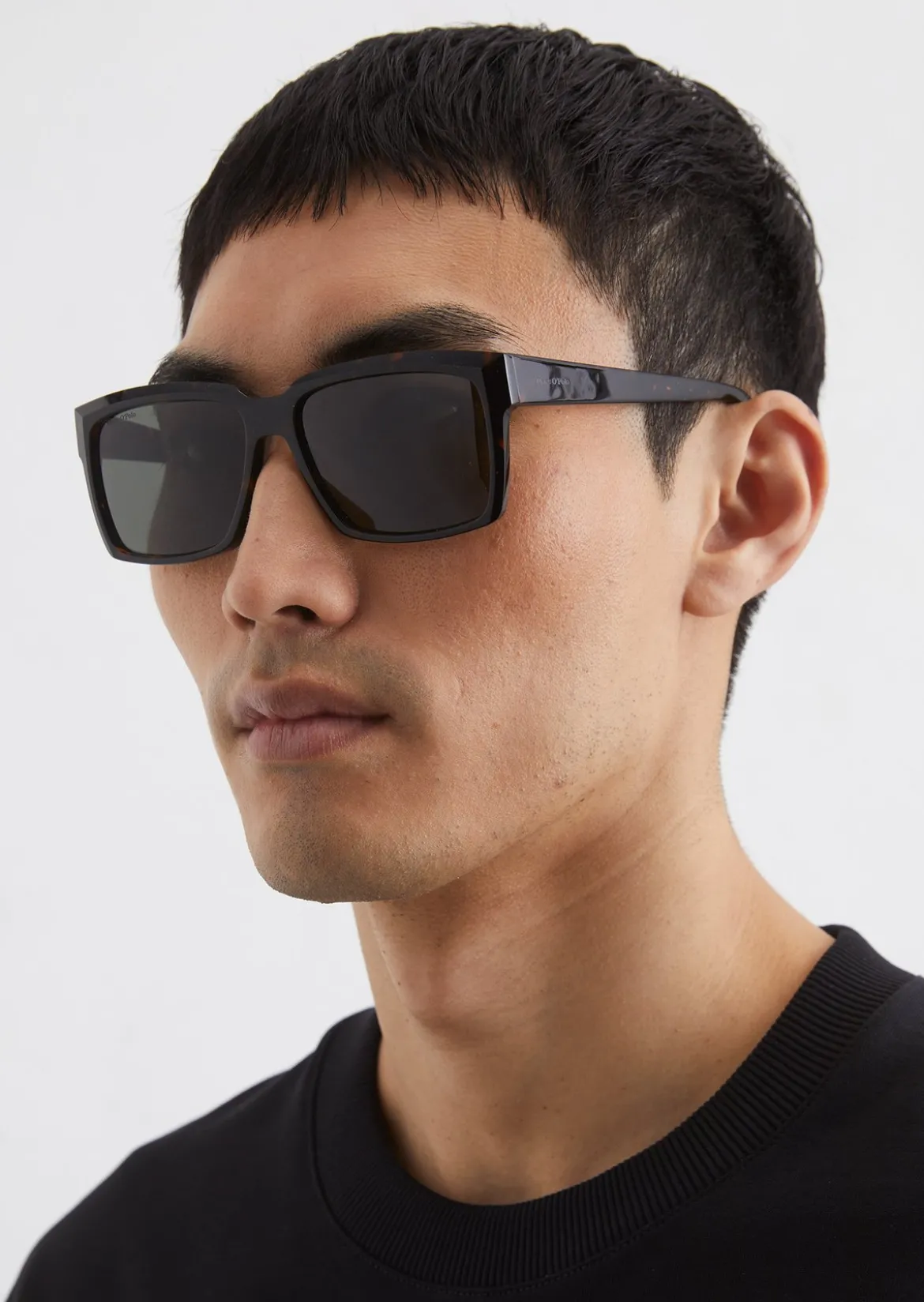 Herren-Sonnenbrille in moderner rechteckiger Form