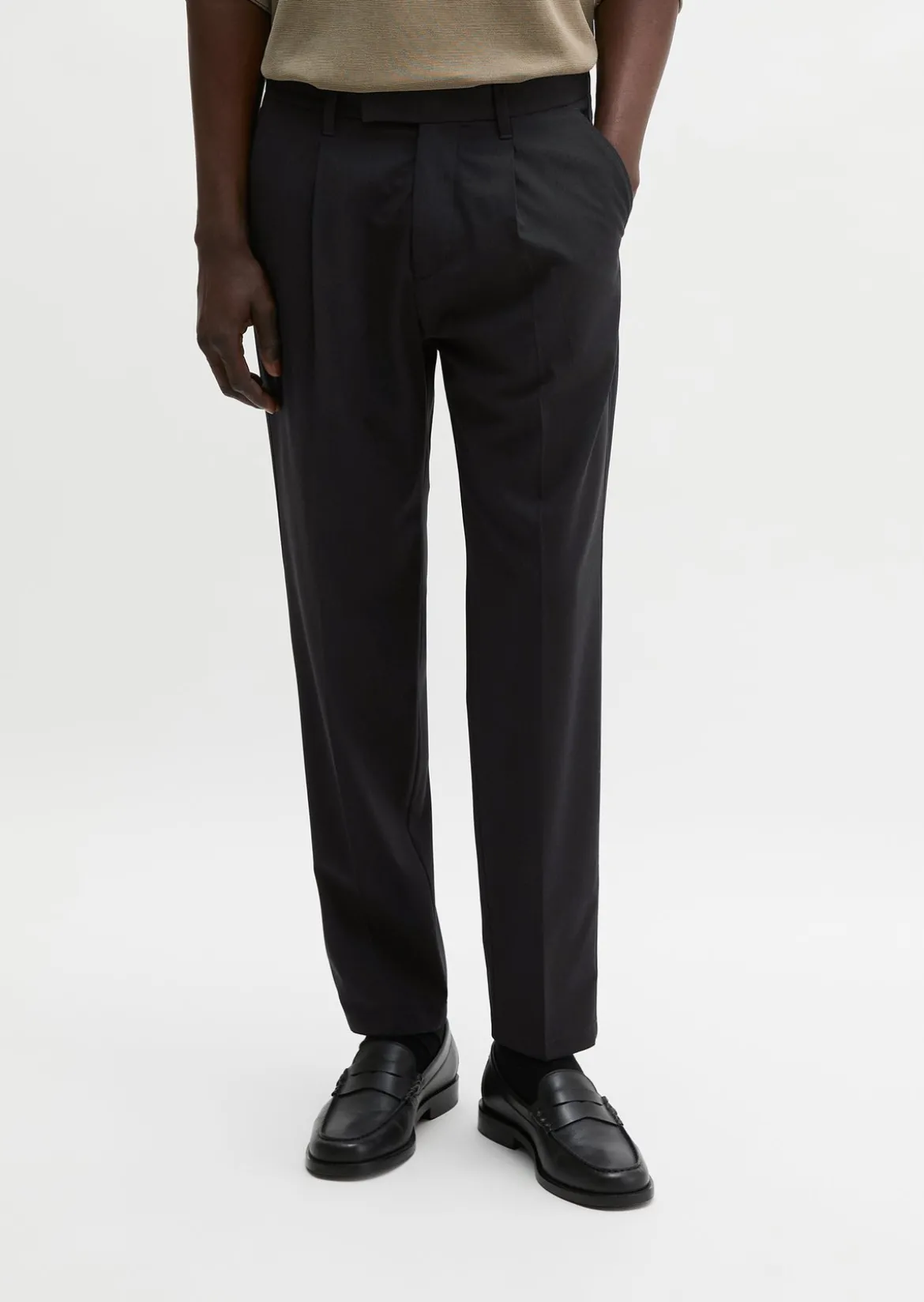 Hose Model Belsbo pleats relaxed aus sommerlichem Woll-Mix