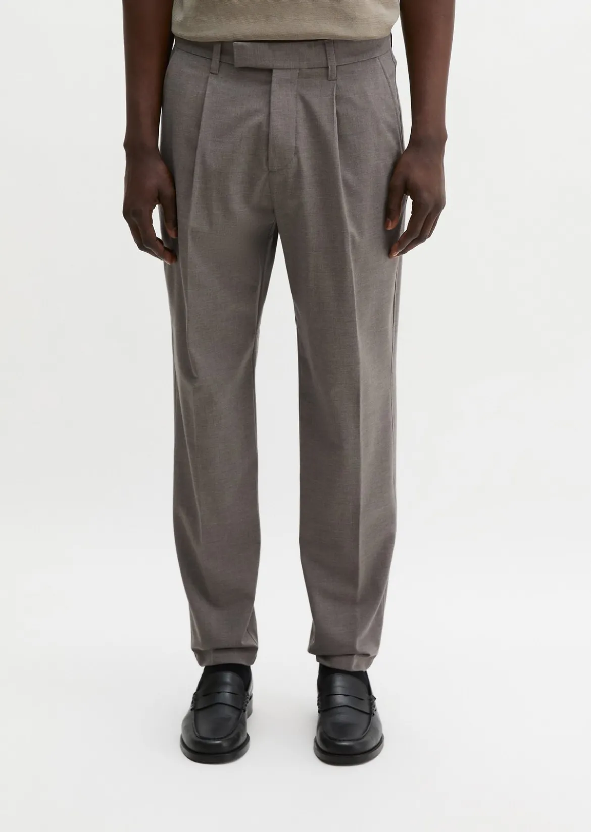 Hose Model Belsbo pleats relaxed aus sommerlichem Woll-Mix