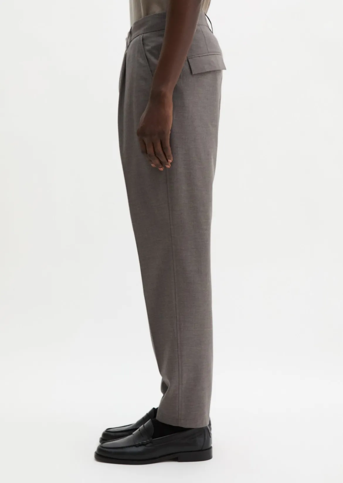 Hose Model Belsbo pleats relaxed aus sommerlichem Woll-Mix