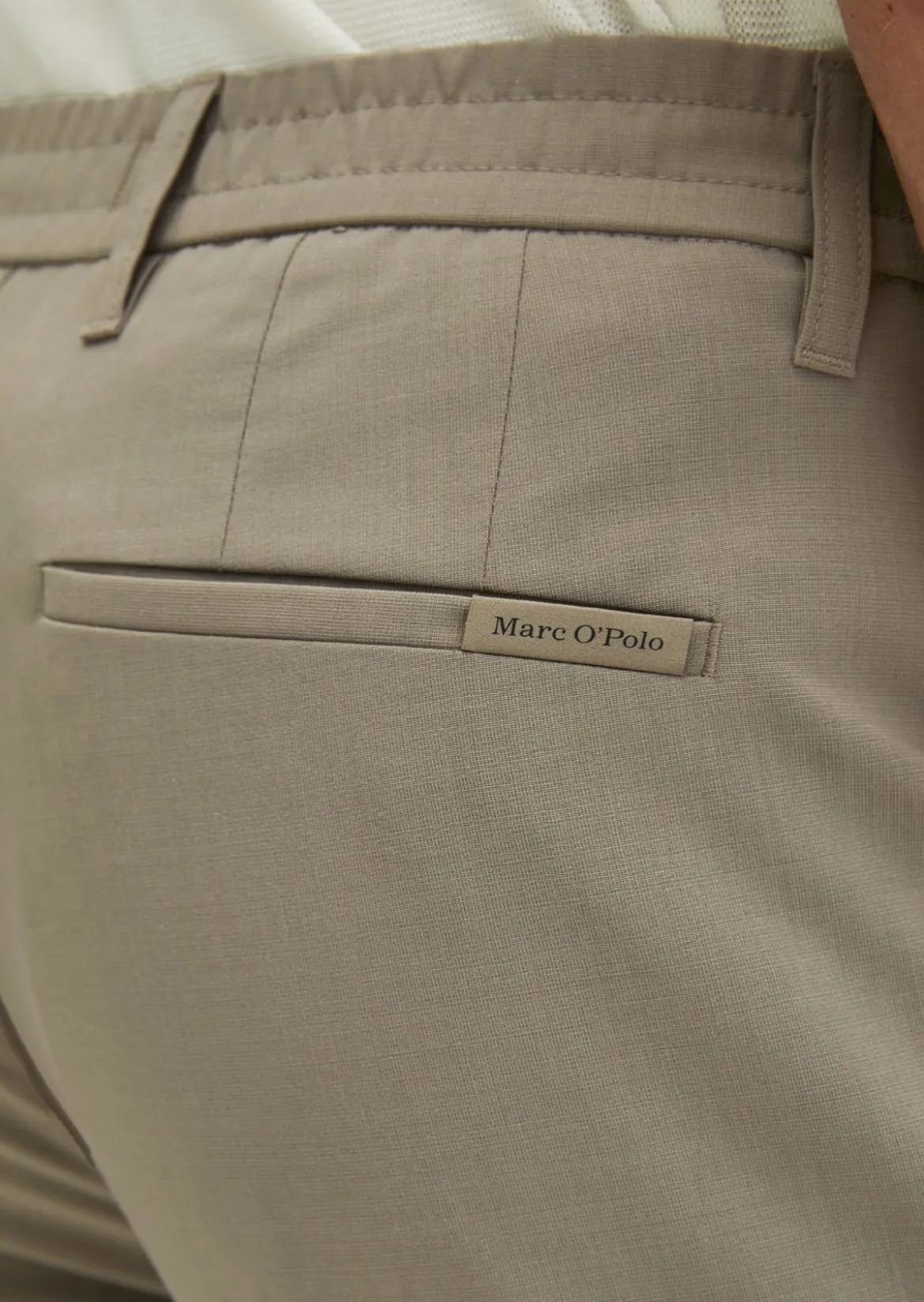 Hose Model Morot Jogger DFB Travel Collection aus leichtem Technical Wool Blend