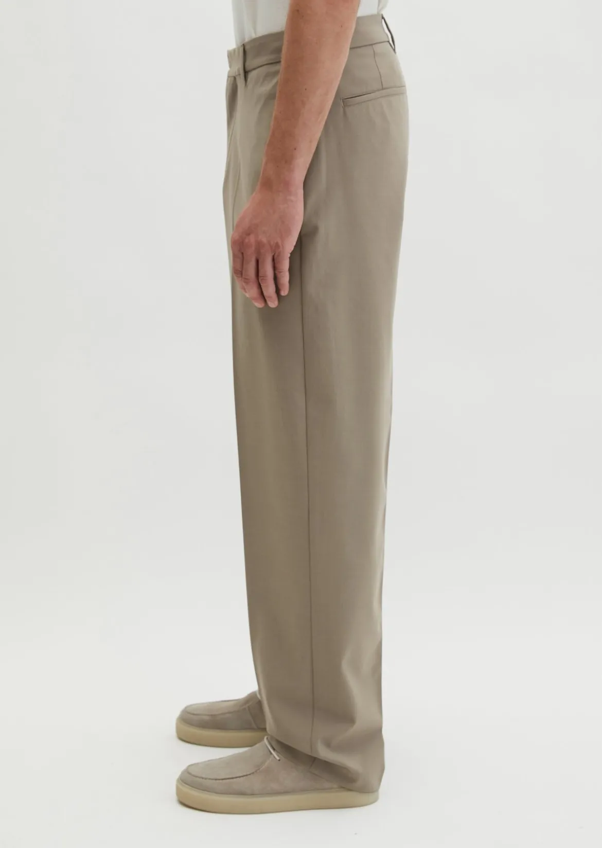 Hose Model Mossbo DFB Travel Collection aus leichtem Technical Wool Blend