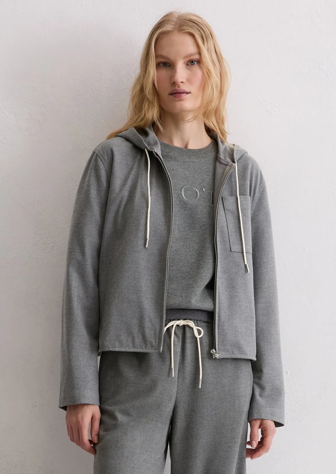 Indoor-Kapuzenjacke regular aus recyceltem Polyester und Viskose