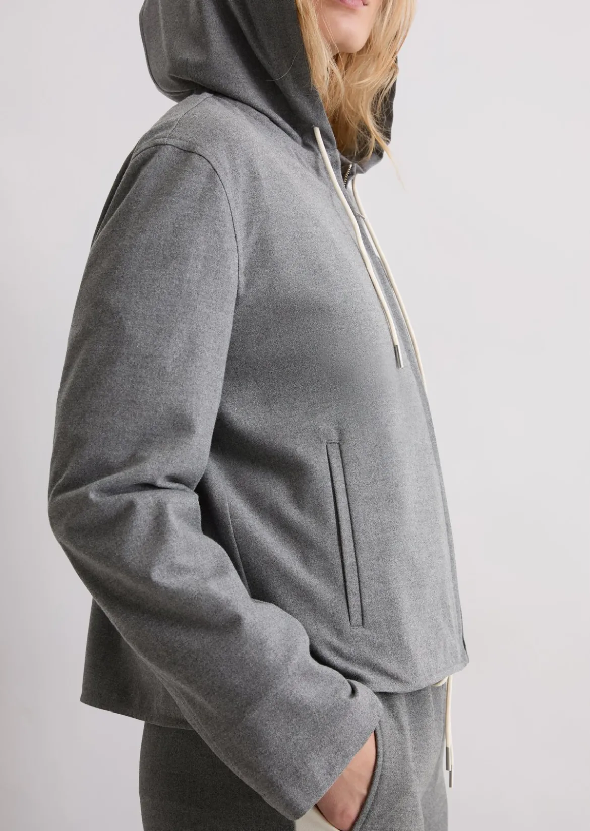 Indoor-Kapuzenjacke regular aus recyceltem Polyester und Viskose