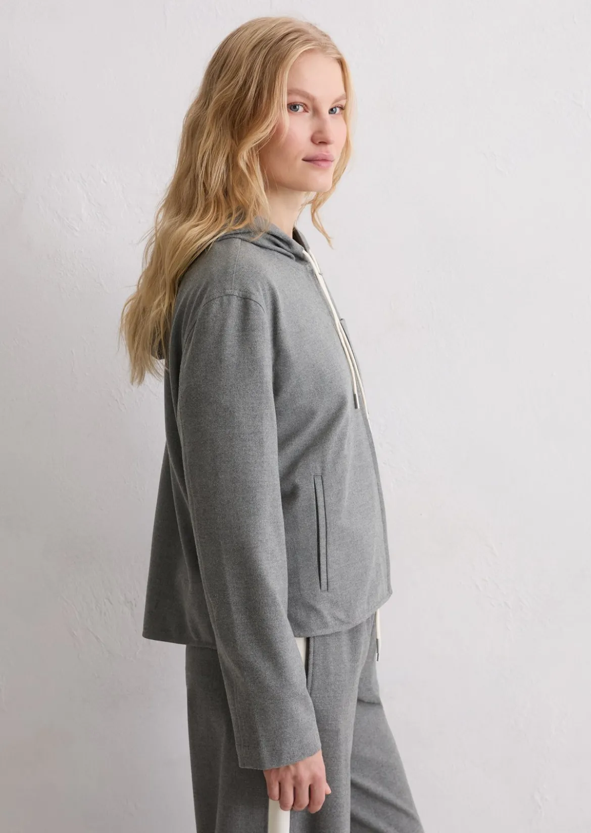 Indoor-Kapuzenjacke regular aus recyceltem Polyester und Viskose