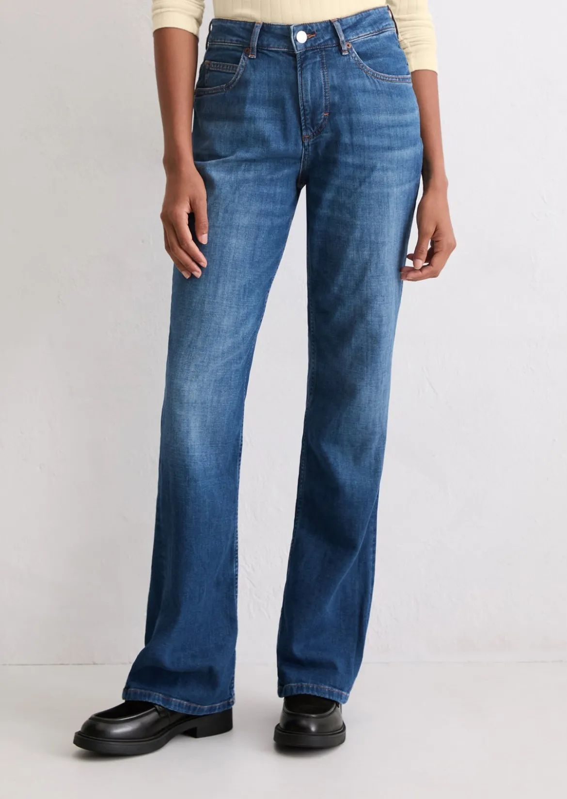 Jeans Model Kiruna flared aus Cashmere Touch Denim