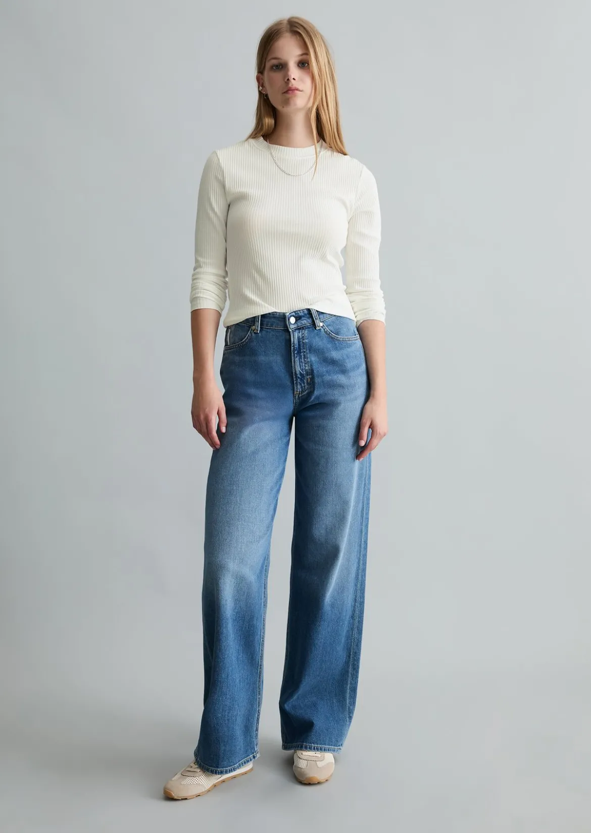 Jeans Model Tomma wide aus leichter Bio-Baumwoll-Qualität