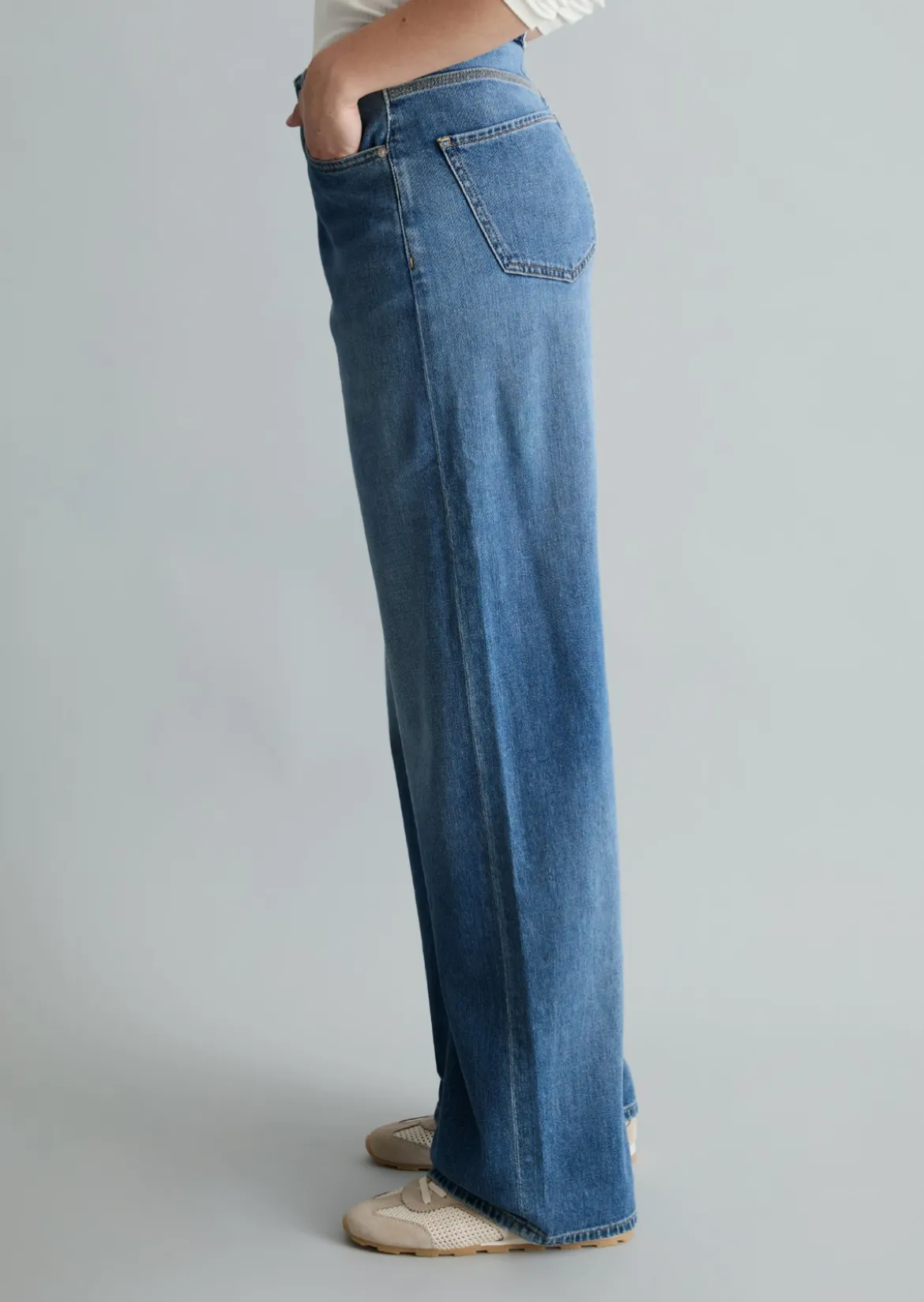 Jeans Model Tomma wide aus leichter Bio-Baumwoll-Qualität