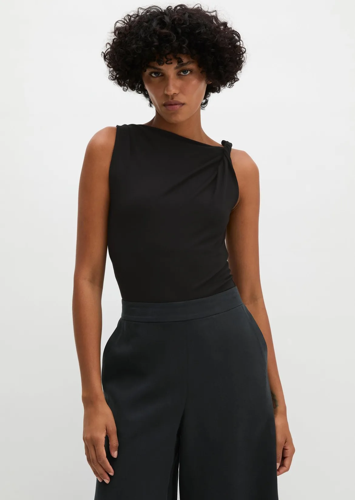 Jersey-Top slim mit gedrehtem Träger