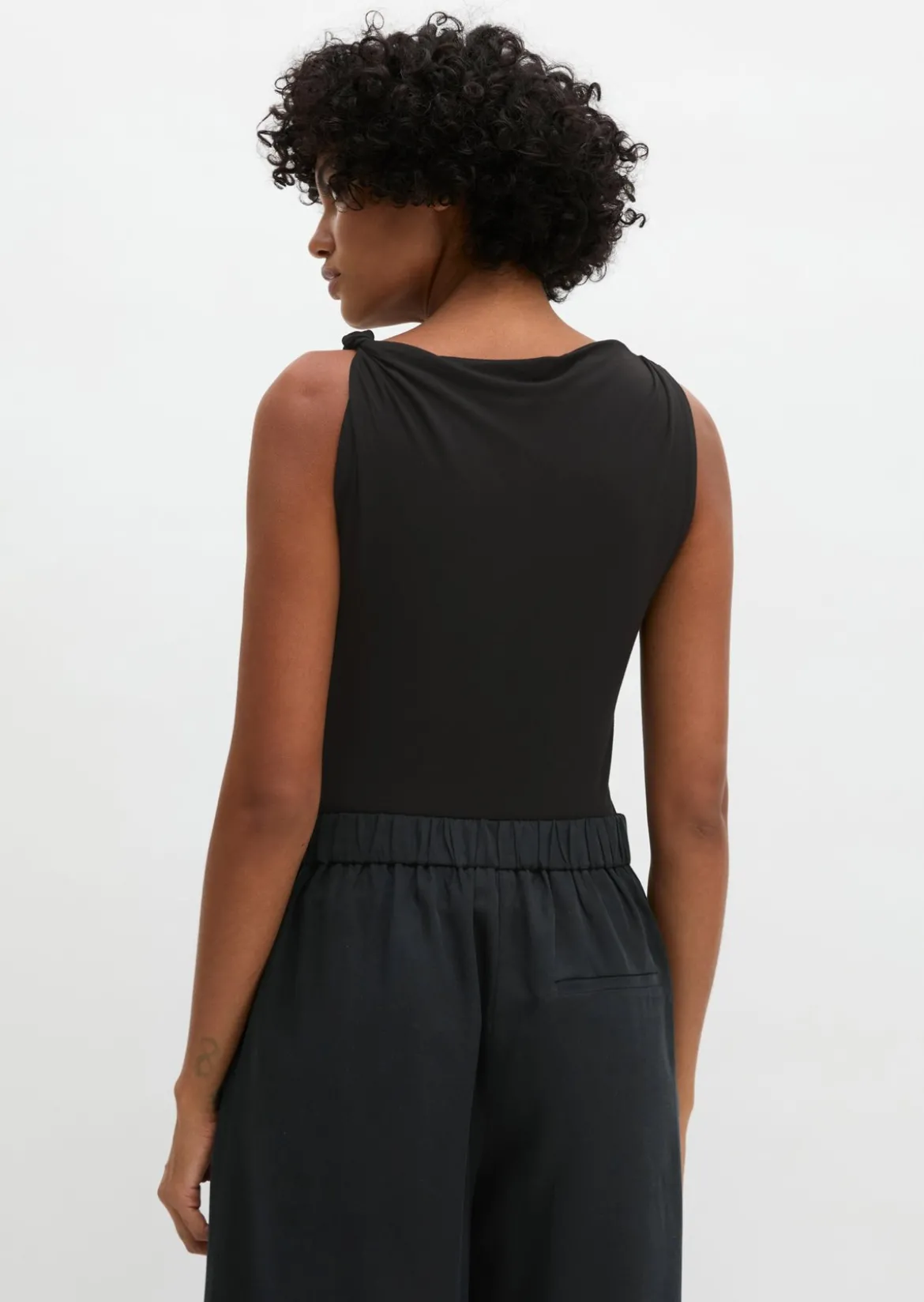 Jersey-Top slim mit gedrehtem Träger