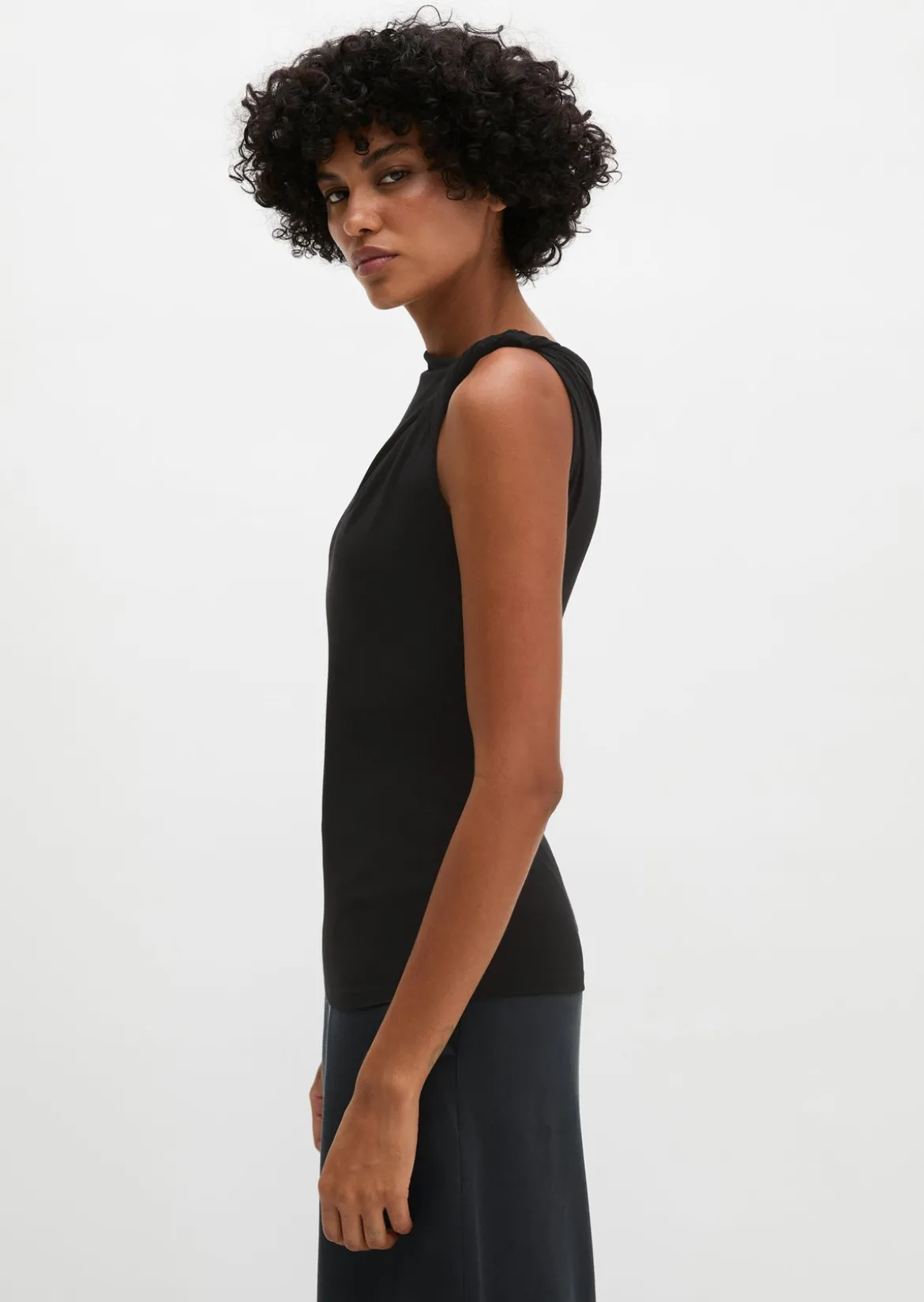 Jersey-Top slim mit gedrehtem Träger
