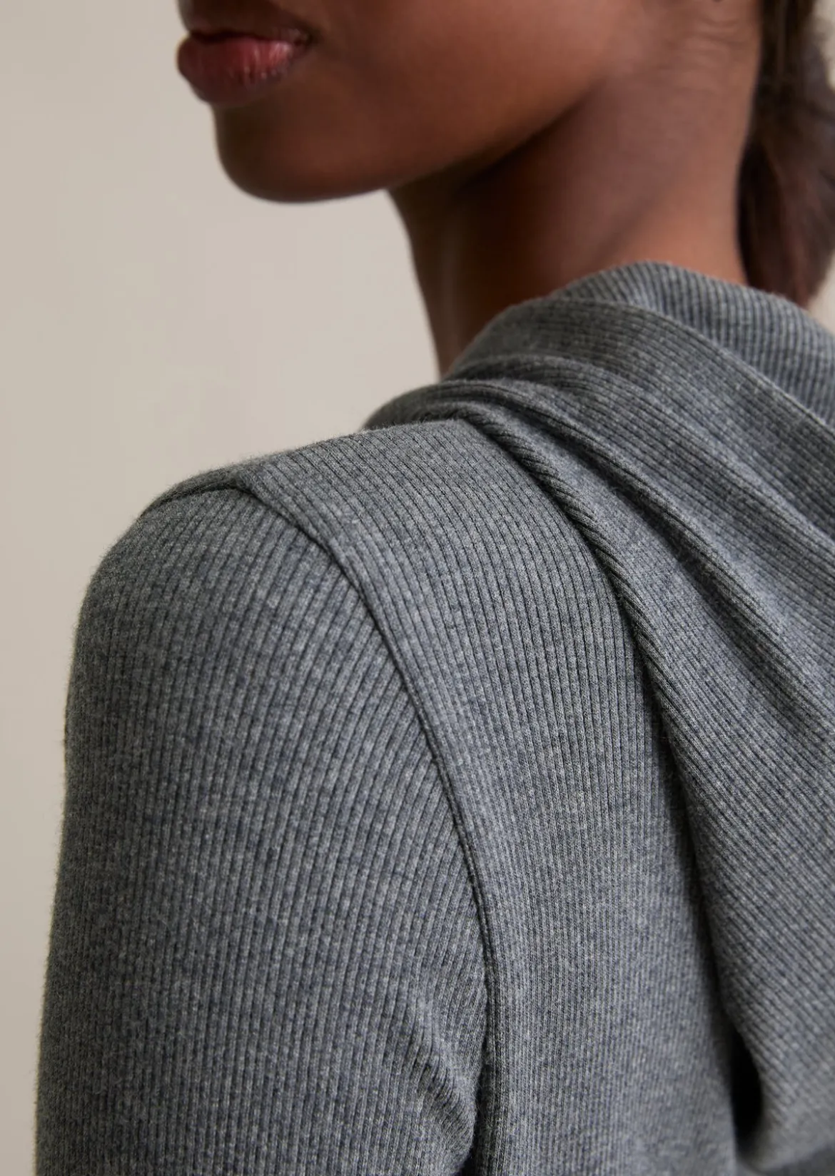 Kapuzen-Longsleeve slim aus weichem Rippjersey