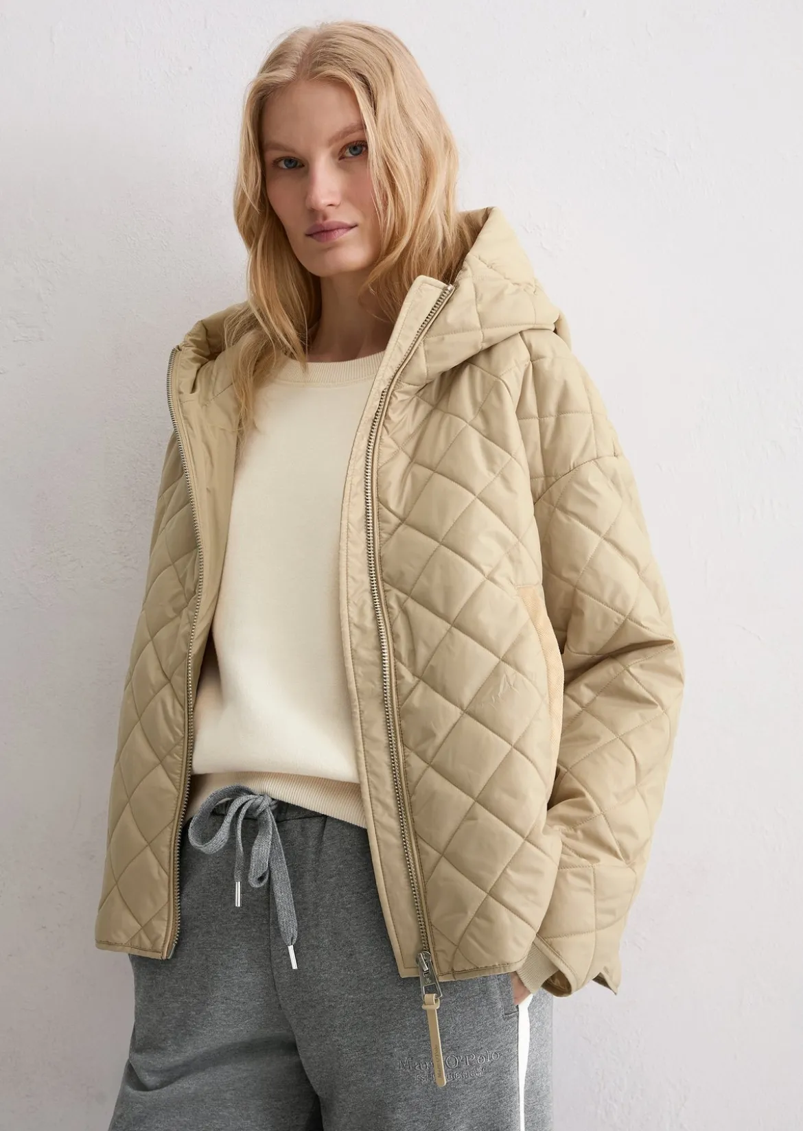 Kapuzen-Steppjacke relaxed aus recyceltem Polyester