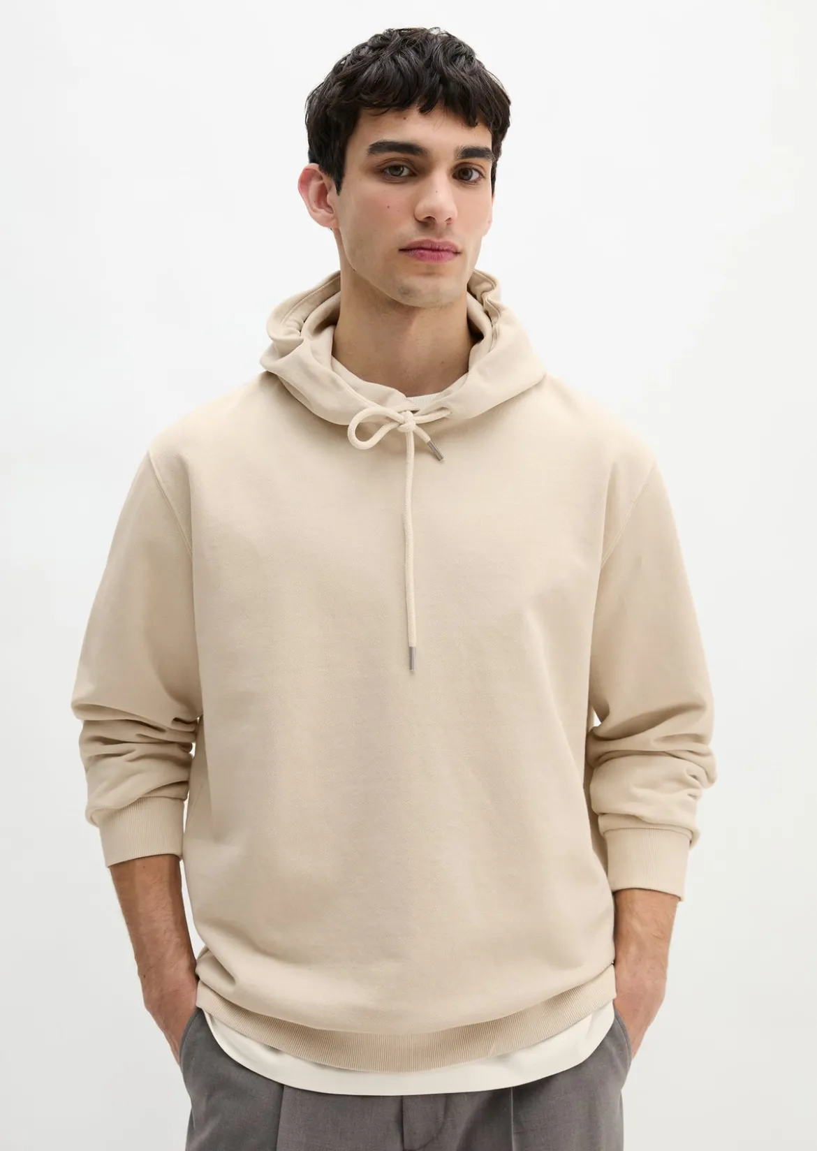 Kapuzen-Sweatshirt regular garment-dyed mit Logo-Print auf der Kapuze