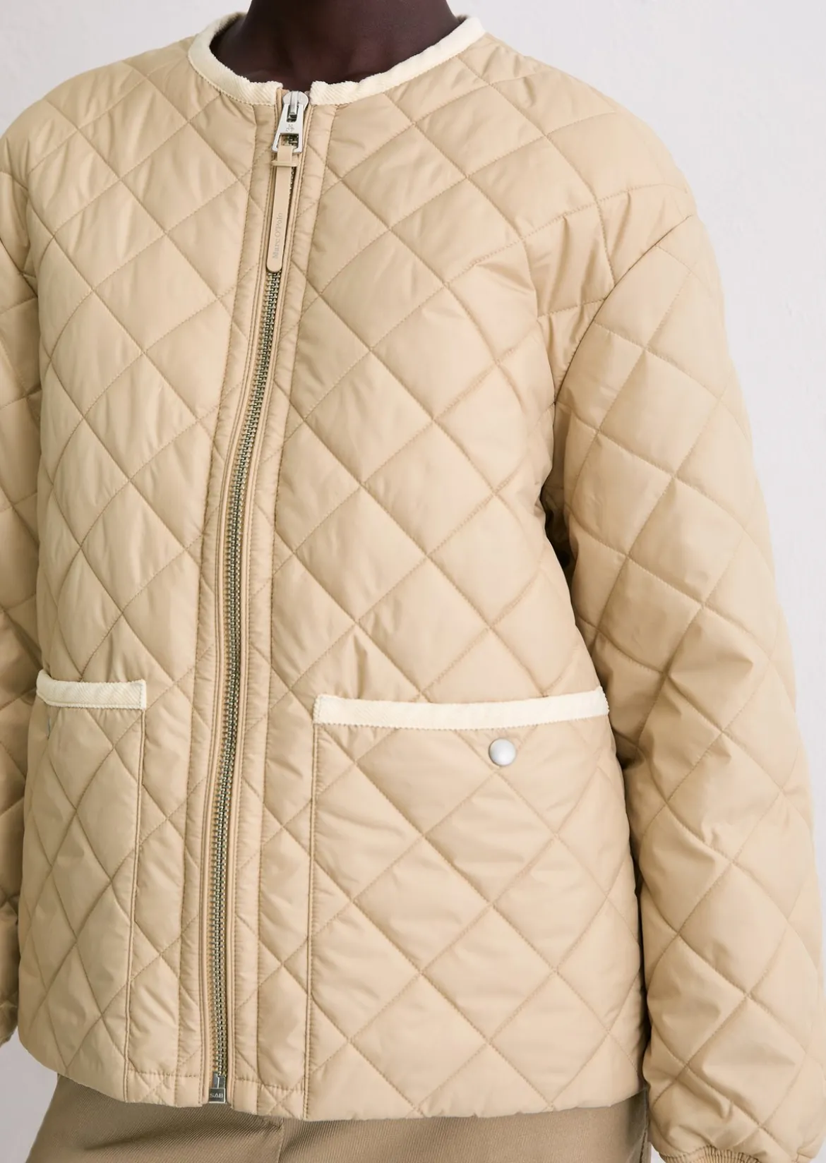 Kragenlose Steppjacke relaxed aus recyceltem Polyester