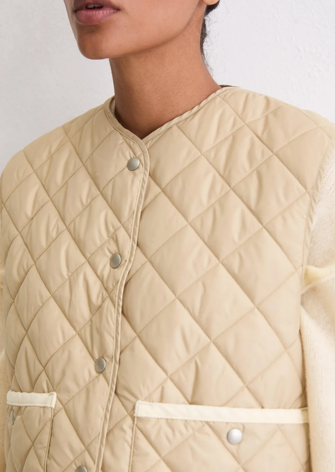 Kragenlose Steppweste regular aus recyceltem Polyester