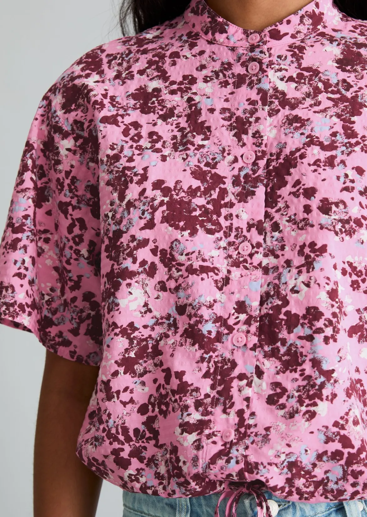 Kurzarm-Bluse relaxed aus bedrucktem Viskose-Mix
