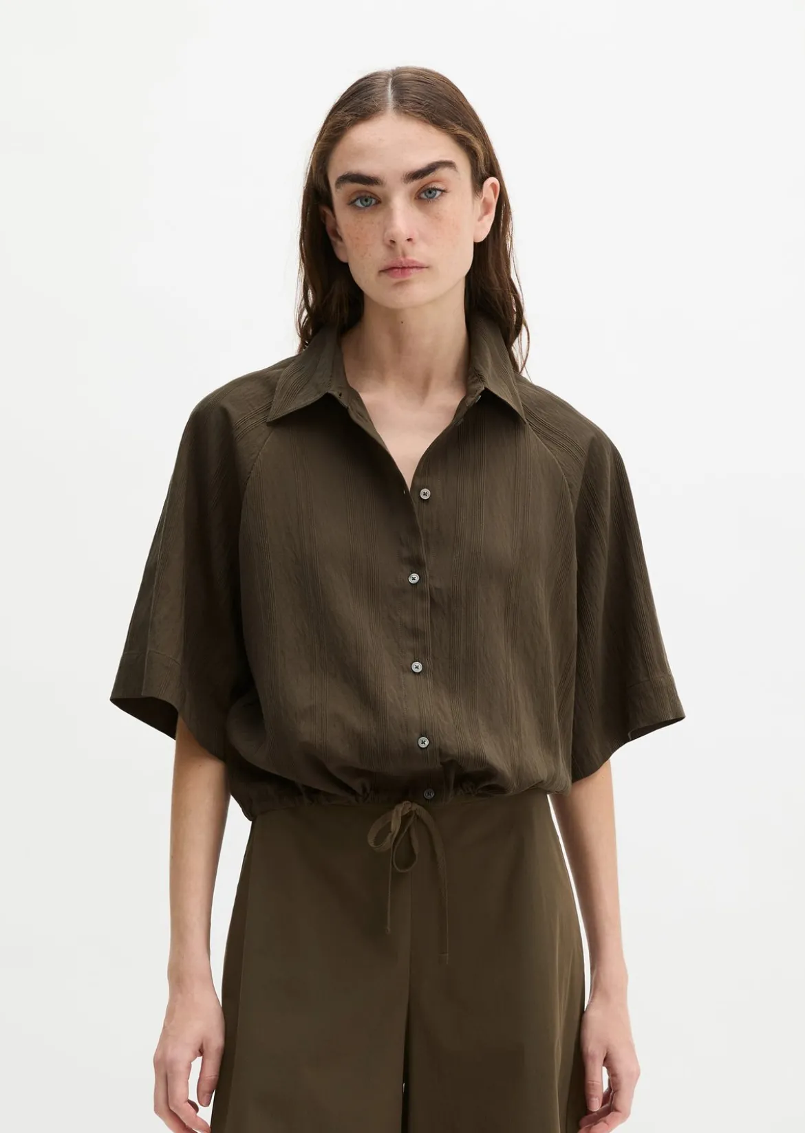 Kurzarm-Crinkle-Bluse relaxed aus LENZING™ ECOVERO™