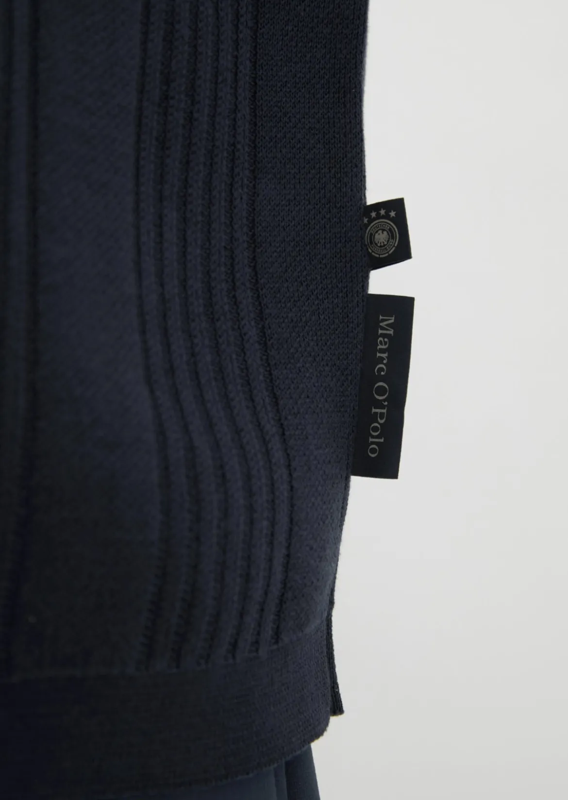 Kurzarm-Feinstrickshirt DFB Travel Collection aus reiner Bio-Baumwolle