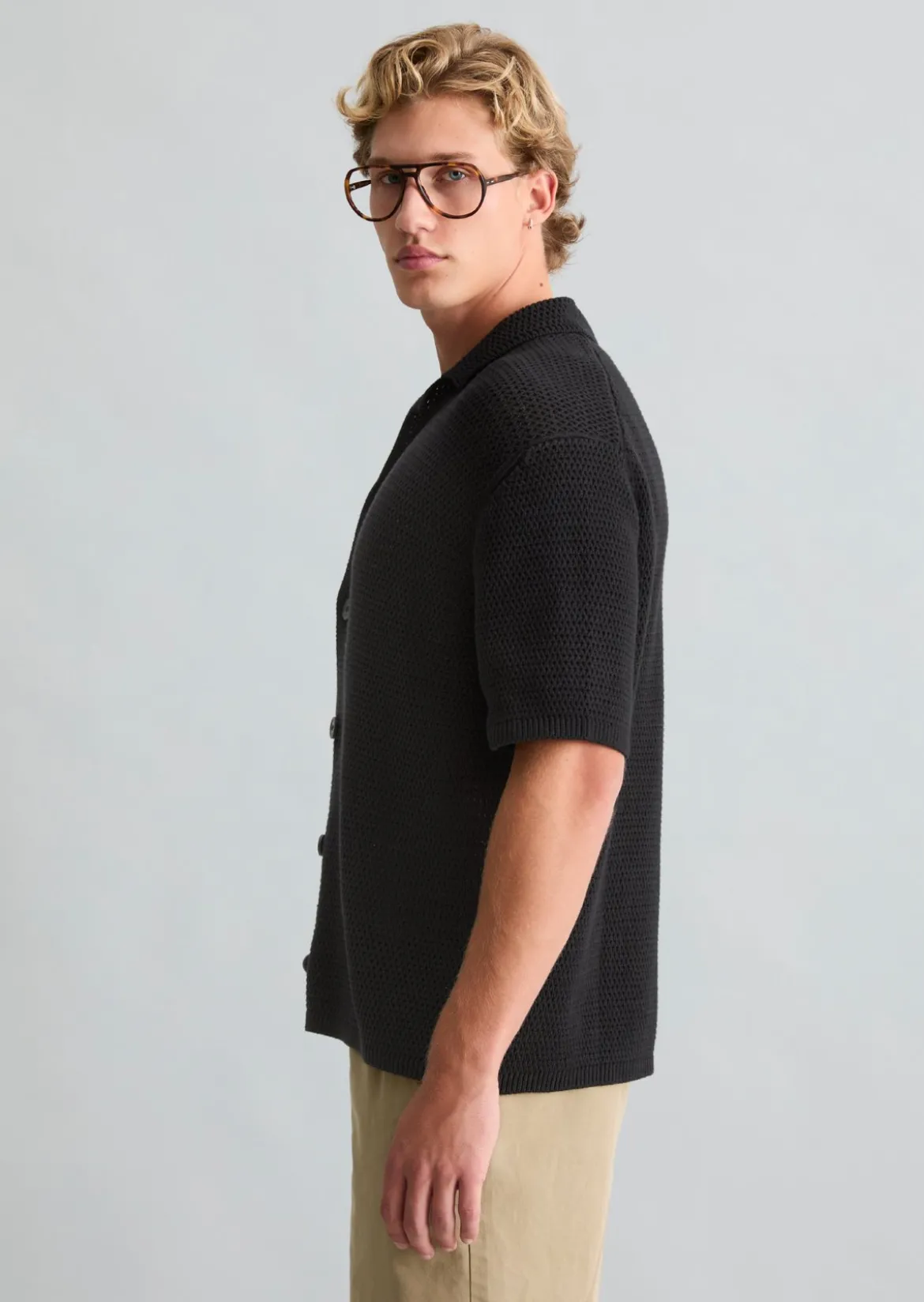 Kurzarm-Strickjacke relaxed mit Lochstruktur