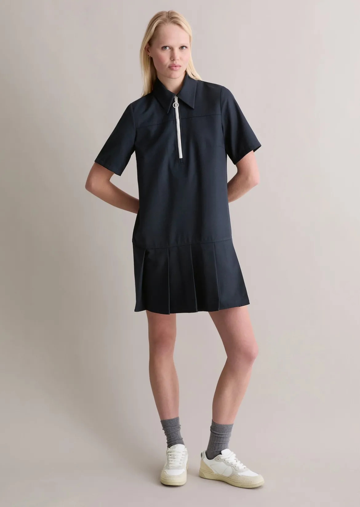 Kurzes Kleid relaxed aus recyceltem Polyester mit Viskose
