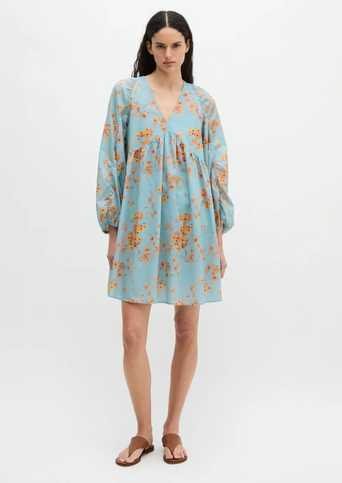 Kurzes Sommerkleid loose aus bedrucktem Baumwoll-Voile