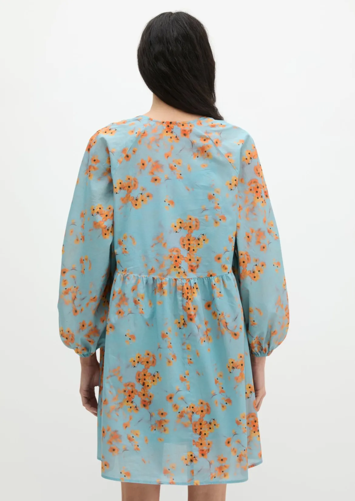 Kurzes Sommerkleid loose aus bedrucktem Baumwoll-Voile