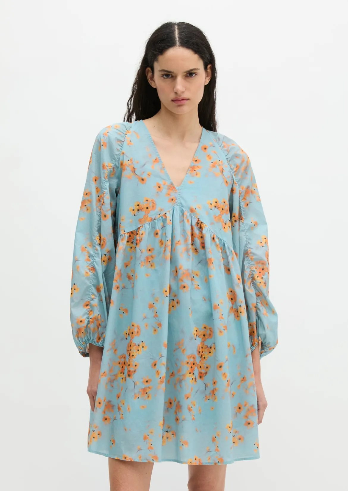 Kurzes Sommerkleid loose aus bedrucktem Baumwoll-Voile